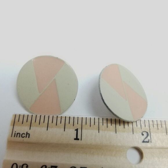 Vintage Cream and Pastel Pink Round Stud Earrings, Enamel 80s style - Picture 3 of 6